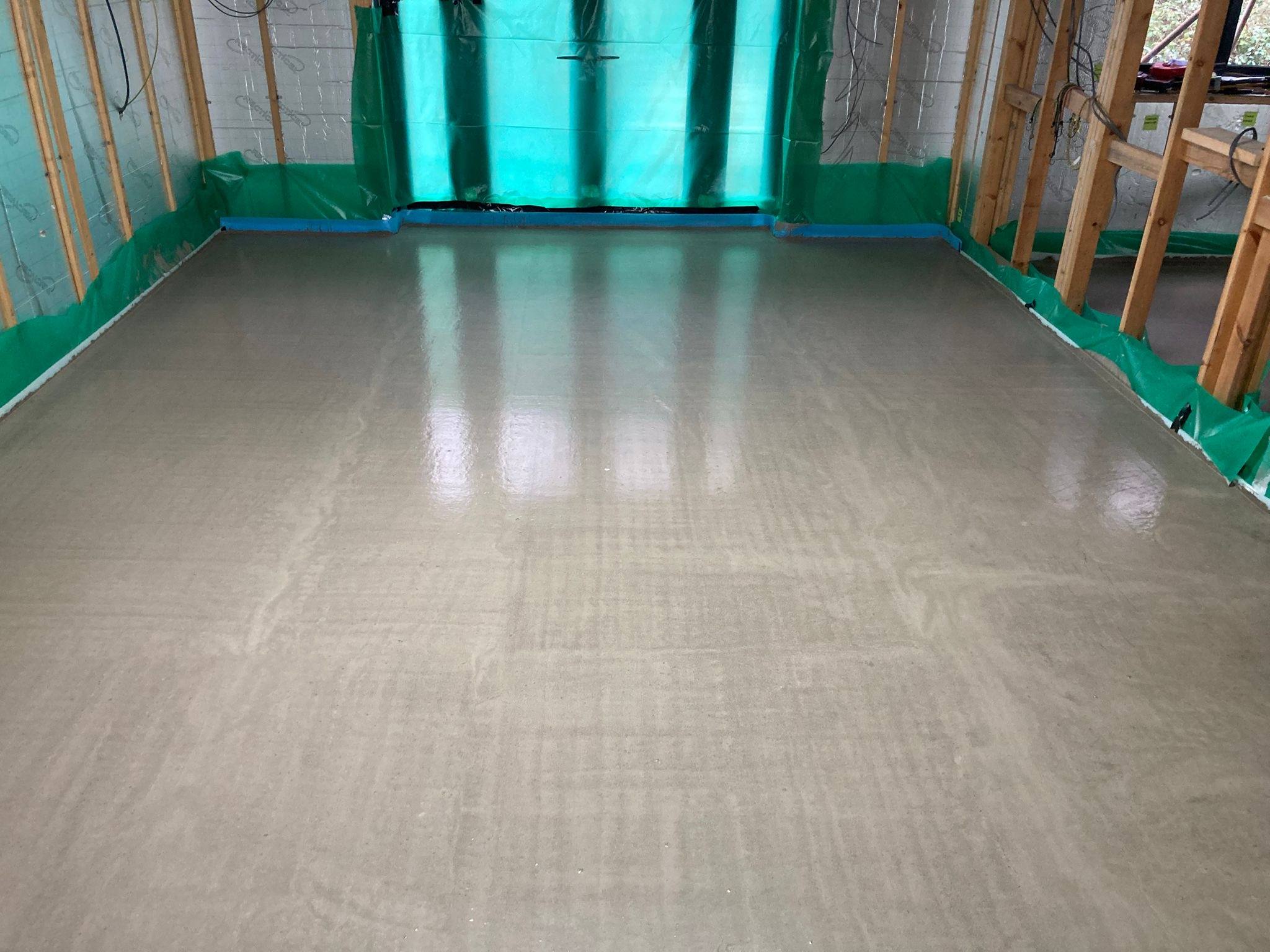Liquid screed finished to a glass-smooth surface